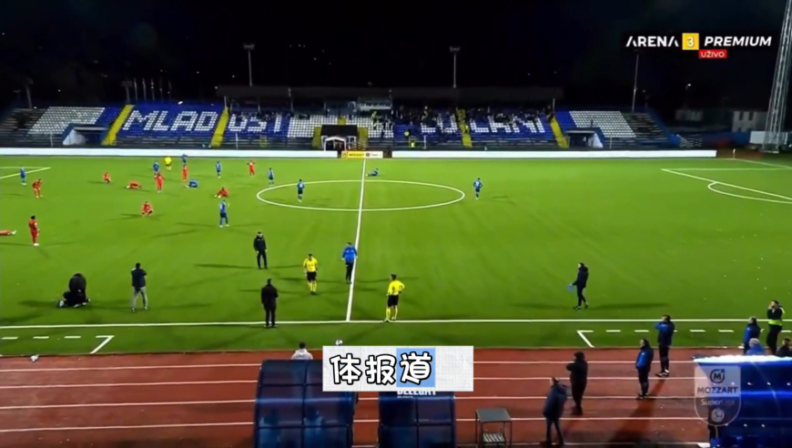 主教练场边倒地不幸去世：比赛中的球员得知消息后的现场反应