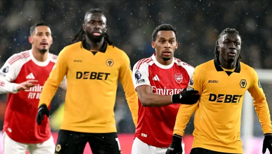 掉链子！阿森纳遭狼队绝平，门将出击和队友撞一起送礼气得捶地