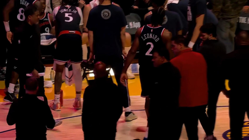 快船又要完了？莱昂纳德末节受伤下场 暂停期间疑似与卢指导争吵