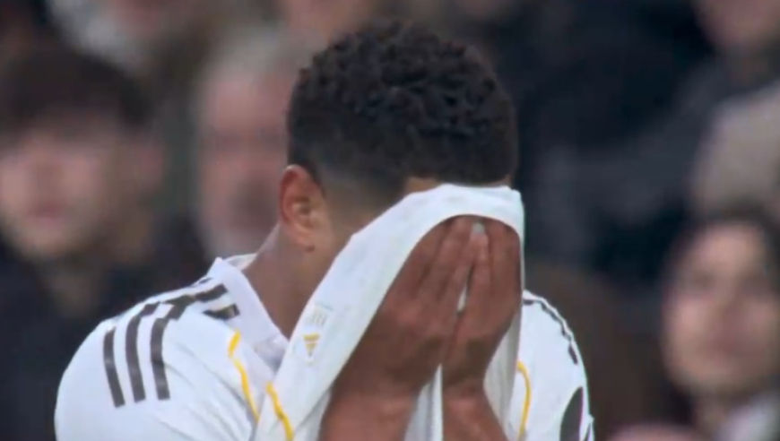 皇马遭暴击！贝林厄姆爆哭，左腿拉伤闪退，伯纳乌球迷送掌声