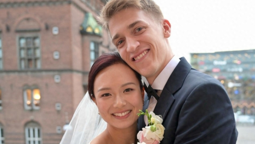 恭喜！跨国乒乓球冠军情侣登记结婚，华裔女神穿婚纱美得动人心魄