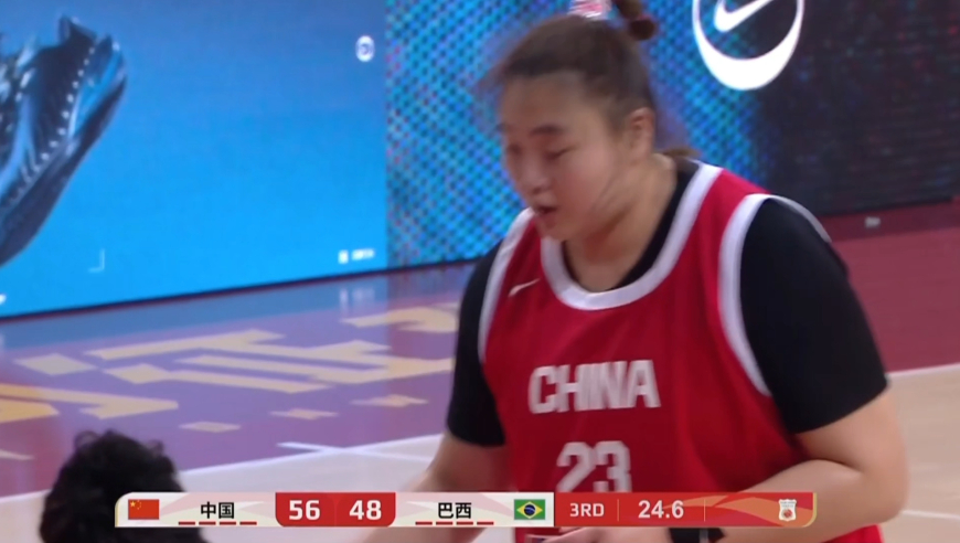 这就是大宝贝！刘禹彤篮下连续摧毁防守 撞倒两人对手倒地懵了