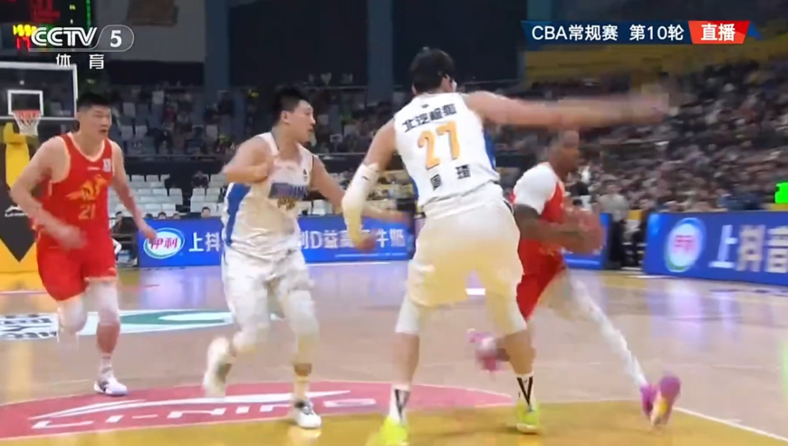 客场都惊出许多哇塞！周琦大帽塔克可惜被吹犯规一脸不解