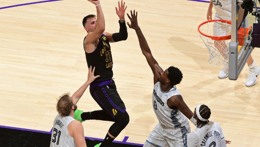 卢卡发威！东契奇第三节单节15分集锦：首次命中三分+狂造犯规罚球