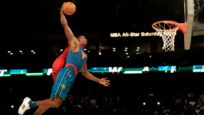 暴力与表演并存！重温霍华德08年扣篮大赛夺冠：化身超人滑翔砸扣！