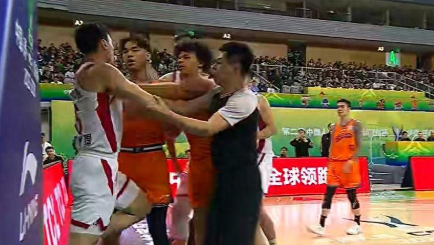 全场61犯！山西6人被罚出场，专家：比赛没啥意思，但是冲突挺有意思