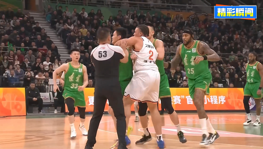 火药味十足！洛夫顿与姜宇星倒地抢球 裁判哨响仍不松手乱作一团