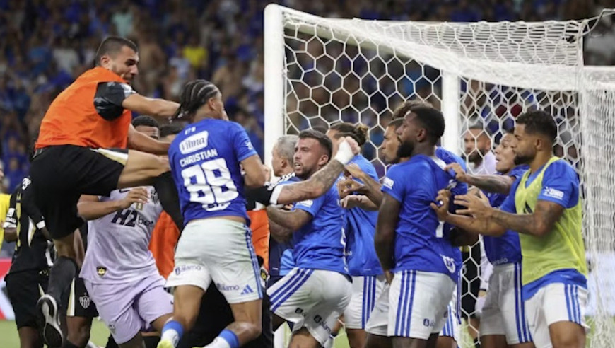 乱拳飞踹！巴锦赛上演大规模冲突23张红牌满天飞，双方十八般武艺全出胡尔克也加入战团