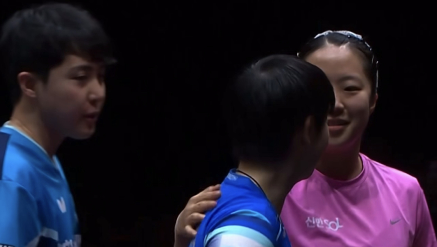 混双颁奖！莎头夺亚军超开心，莎莎与张怡宁乐趣洽谈，合影太暖心