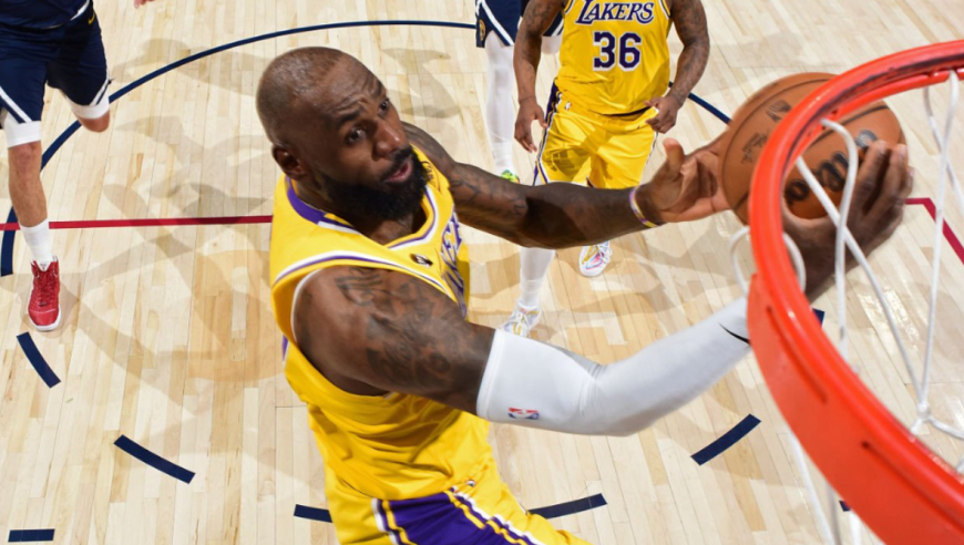 詹姆斯末节手肘受伤！砍16分5板8助3断：超天勾成历史进球王