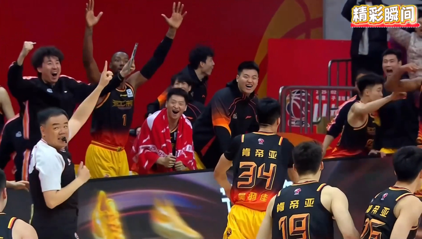 英雄登场！吴羽佳收到庞峥麟助攻三分准绝杀激情怒吼 裁判都看嗨了