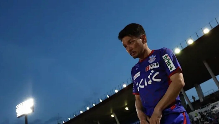 日本足坛丑事曝光！45岁队长出轨自家死忠球迷妻子：想偷看你洗澡