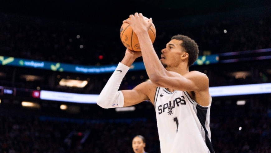 天赋怪爆发！文班亚马上演背扣+飙三分 第三节7分钟登场拿12分