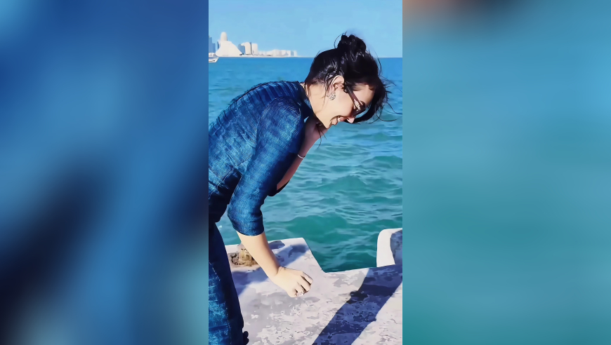 好有闲情雅致！C罗女友乔治娜穿旗袍海边拍照，还要钓个鱼