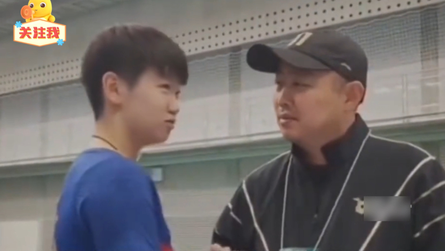 原来刘国梁也是女儿奴啊，面对男队那是说训就训，面对女队秒变女儿奴