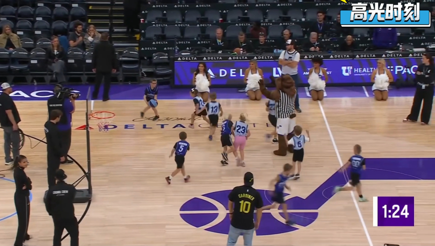 太可爱！爵士中场休息儿童篮球大赛萌化全场 小女孩还完成扣篮