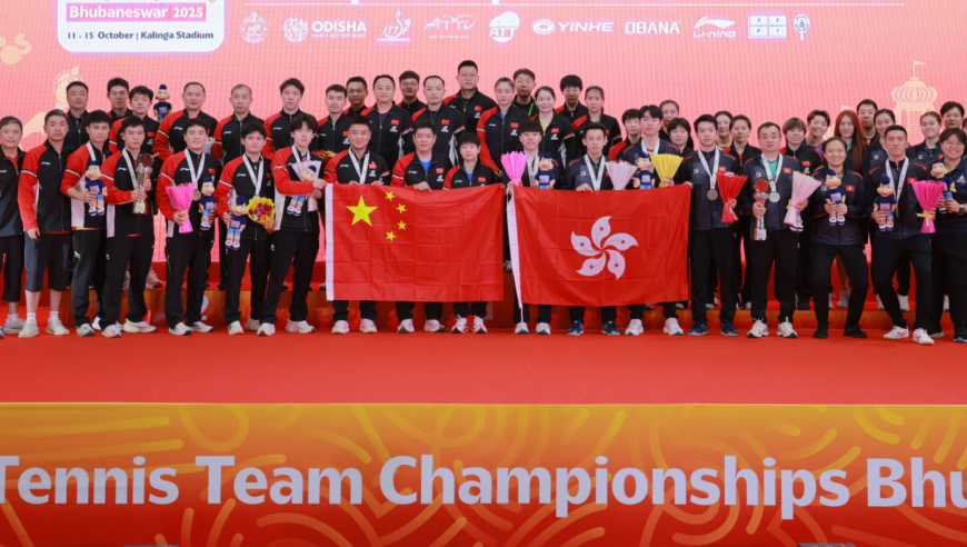 中国香港队齐声高唱国歌！国乒盛情邀请合影，全员笑容灿烂太感动