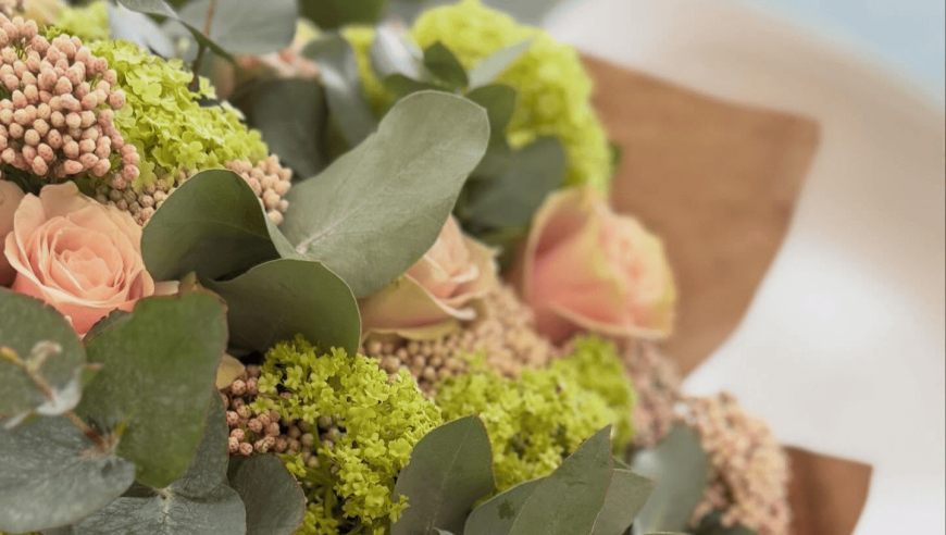 特狮为女友送花庆祝恋爱周年，距官宣离婚将满一年引发讨论