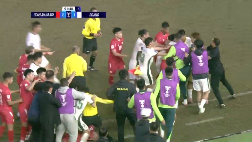 打起来了！慢镜还原北京国安河内公安大规模冲突，现场一片混乱