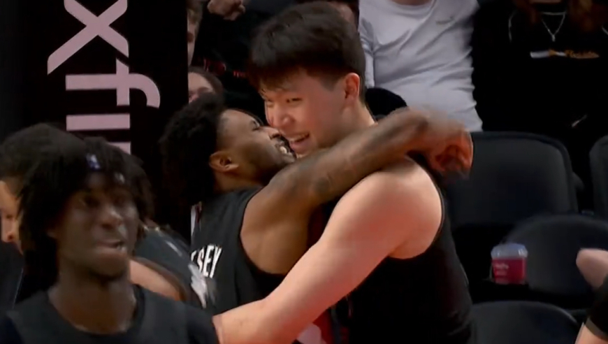 杨瀚森高效表现让教练微微一笑，队友疯狂庆祝！｜AI球说