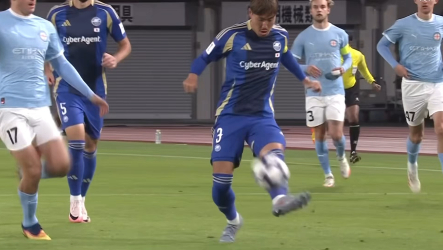 史诗级爆笑乌龙！亚冠日本球员开局1分钟超远回传，送进自家球门