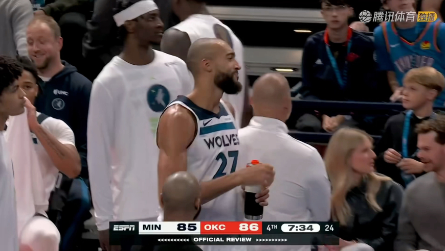 太危险了！卡鲁索冲筐被戈贝尔直接平拍在地 裁判看录像吹恶意犯规