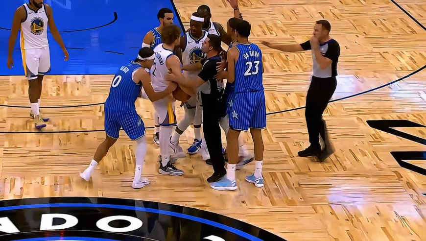 打出火药味了！暂停后魔术贝恩不必要抢球惹火勇士波杰爆发冲突