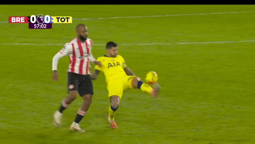 热刺逃红牌？罗梅罗解围踢空+放铲破坏单刀被忽略，对手一脸惊愕