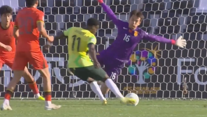 铜墙铁壁！李昊1分钟两次神扑化解澳洲必进球，急速侧扑+大鹏展翅力保大门不失