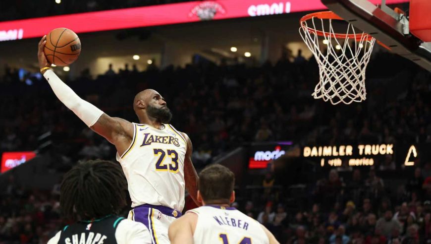 18日官方十佳球：詹姆斯文班单臂暴扣 库里人缝妙传