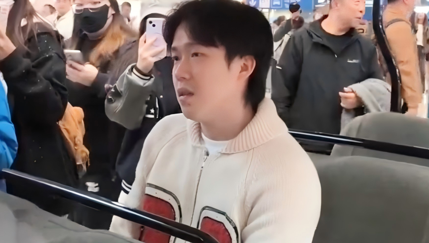 王楚钦摆渡车被粉丝逼停！险些叫警察过来，无奈摇头恳求大家让开