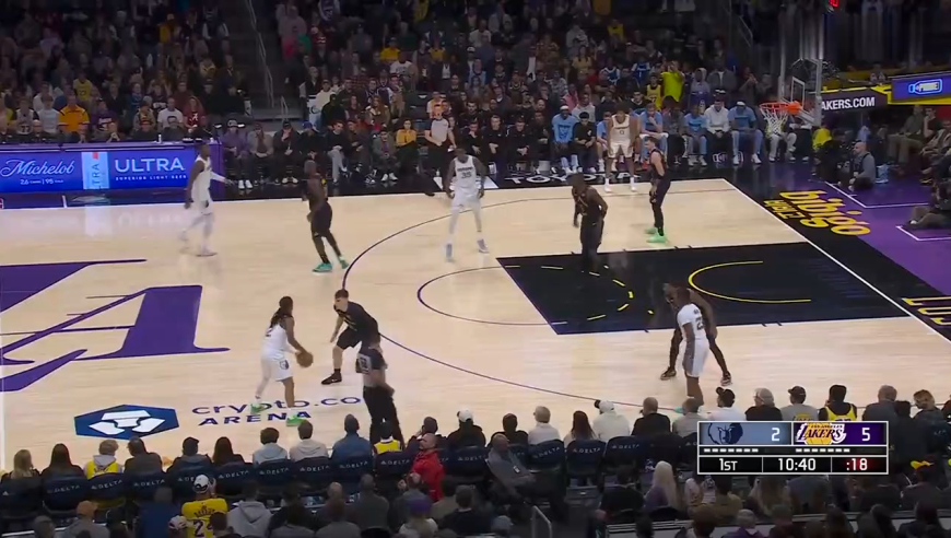 詹姆斯这球太逆天了！莫兰特看傻眼，湖人全队欢呼庆祝