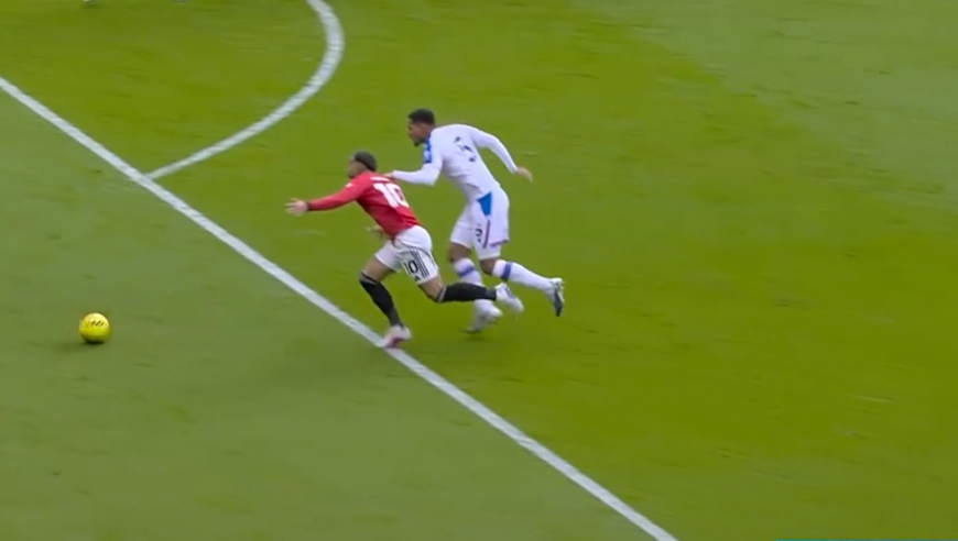 多角度回顾库尼亚造点全过程，裁判看完VAR追加红牌，曼联获红点套餐B费一蹴而就