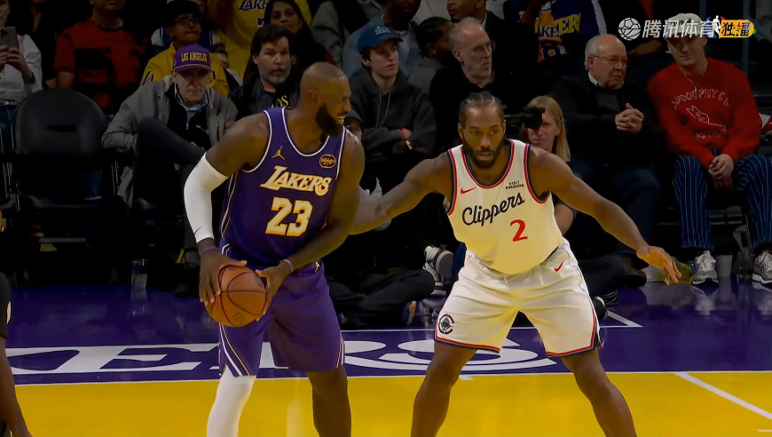 老头也能飞！詹姆斯高难空中接力接连拿分 与哈登对飚