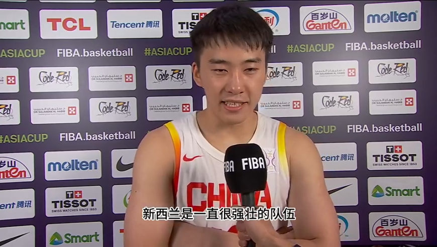 中国男篮晋级亚洲杯决赛!王俊杰赛后全英文采访,这英语说得太溜了