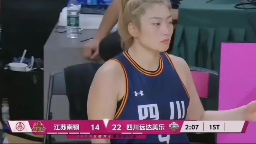 巅峰之战！四川女篮vs江苏上半场进入白热化！张曼曼真强啊！