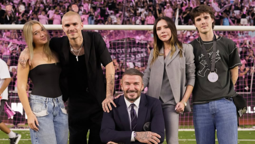 贝克汉姆手握奖杯拍“全家福”，长子仍缺席，14岁小七比贝嫂圆润太多