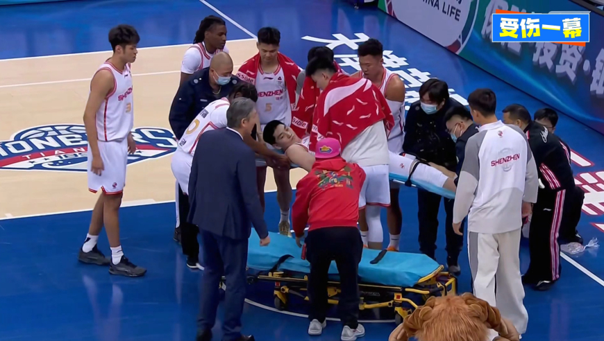 人生第二场CBA比赛！深圳18岁小将冯熙瑞重伤脚踝变形 被担架抬走