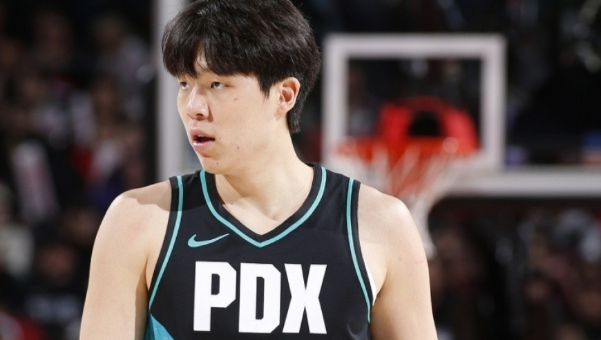 爆发！杨瀚森爆砍9分5板3助1帽创新高，超越周琦成易建联后中国第一人