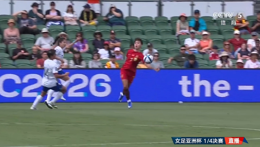 无语！中国女足王霜破门 裁判看录像后判定手球在先无效