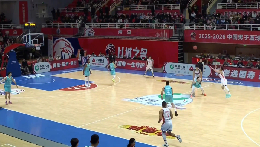 神来之笔！郭艾伦后场2.4秒接球 直接扔进一记超远压哨三分球