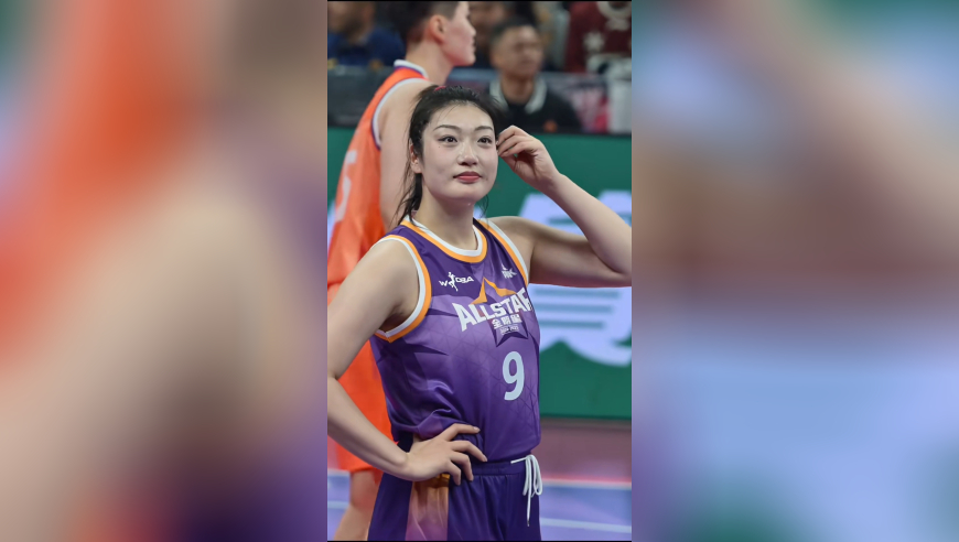 李梦太霸气！每次场边直接换球衣登场 不拘小节性格洒脱