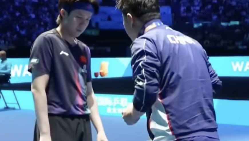 看不上张本智和？王皓暂停时鼓励王楚钦：他拉你也拉不死你 坚持住
