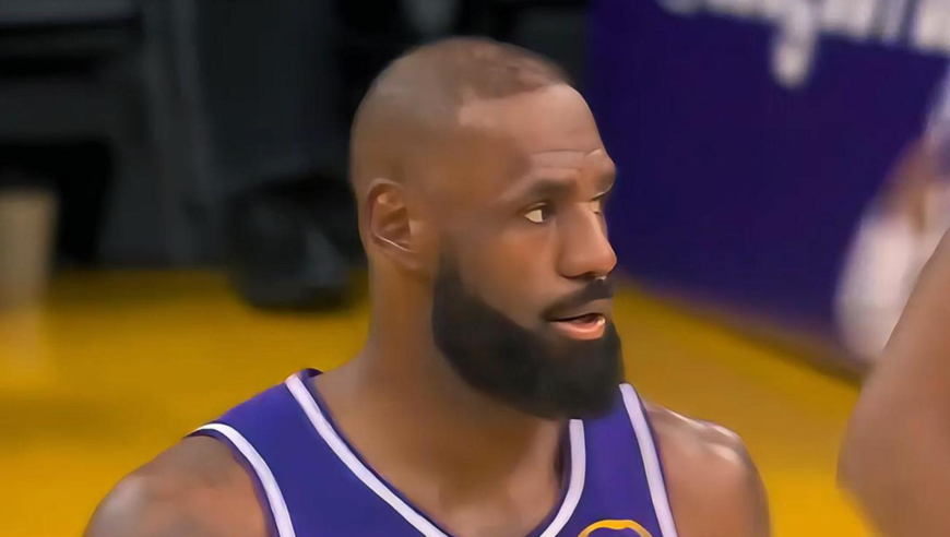 湖三疯来了！湖人全员发力第三节三分钟时间就狂轰19分夺回领先