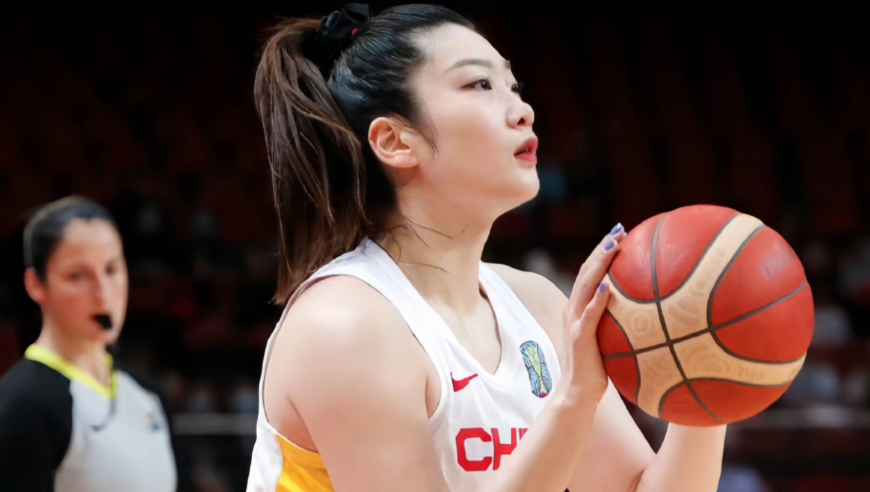日本女篮黑肘偷袭激怒李梦！下一秒梦姐直接开启杀神模式，连得12分打服日本队