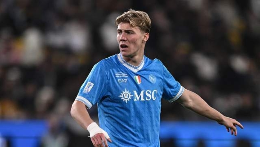 2-0！曼联旧将屡失良机，那不勒斯笑傲决赛，德布劳内躺着夺冠