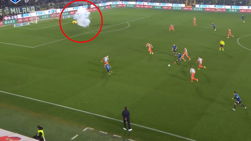 意大利炮！国米客场球迷投掷烟花爆响炸翻主队门将，想投掷第二颗却炸掉自己三根手指