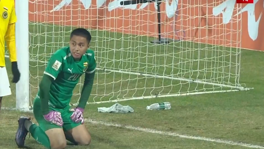 队友都给跪了！文莱门将二次抱球活久见，送国少禁区内间接任意球