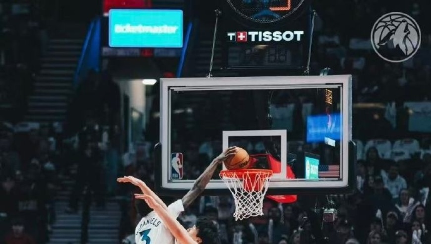 NBA常规赛首秀贡献2分1篮板，杨瀚森回应被麦克丹尼尔斯隔扣，称利拉德对自己倾囊相授