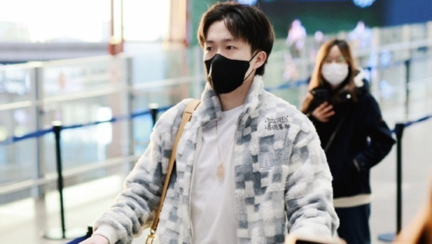 豪横！王楚钦28万行头出发成都混团世界杯，胸前一条钻石吊坠价值15万